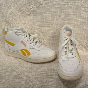 Reebok women’s 8.5 high top yellow and white shoes